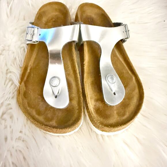BIRKENSTOCK | Gizeh Soft Footbed Leather Metallic Silver White Sole Sandals | 36 - Picture 2 of 8